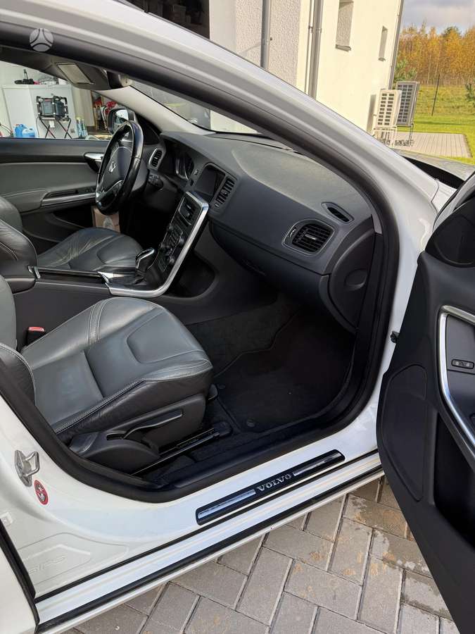 Volvo V60 2013 — photo 10