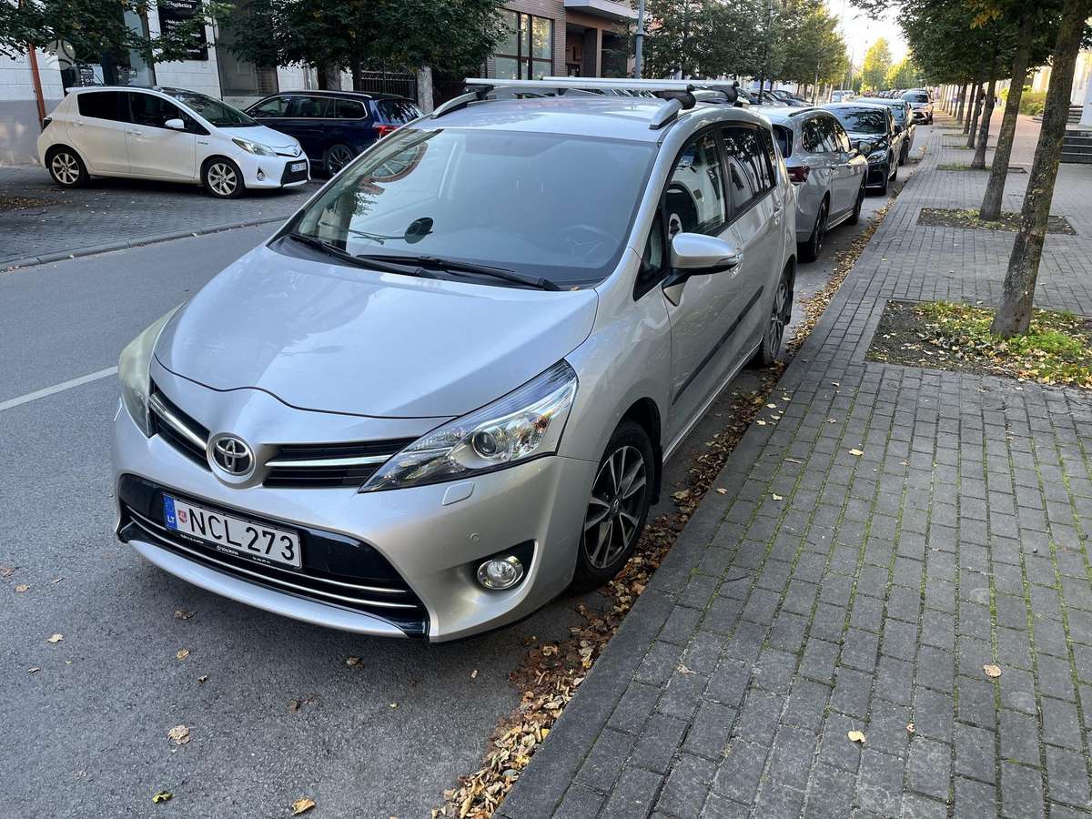 Toyota Verso 2013 — вигляд ззаду
