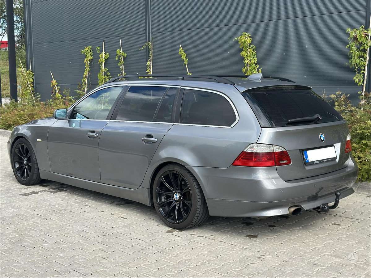 BMW 520 2007 — салон