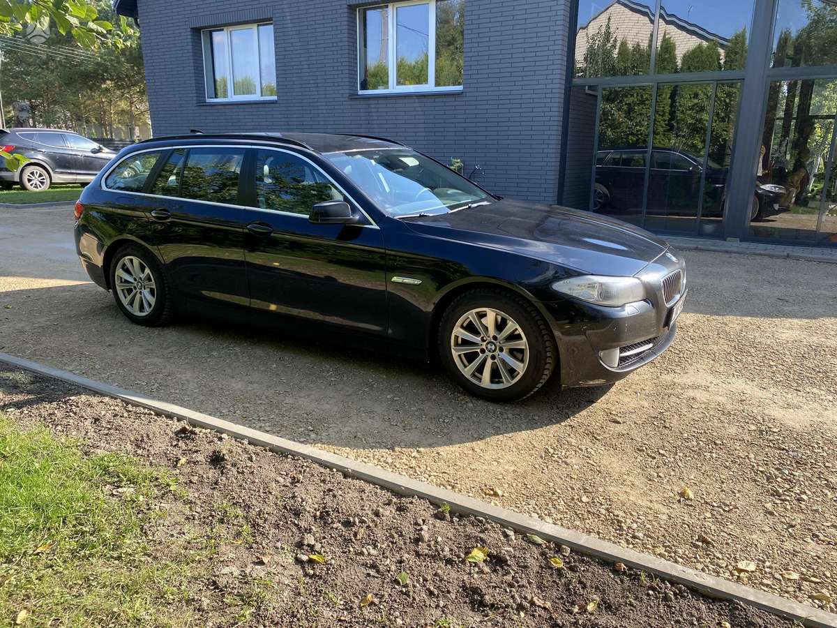 BMW 520 2012 — rear view