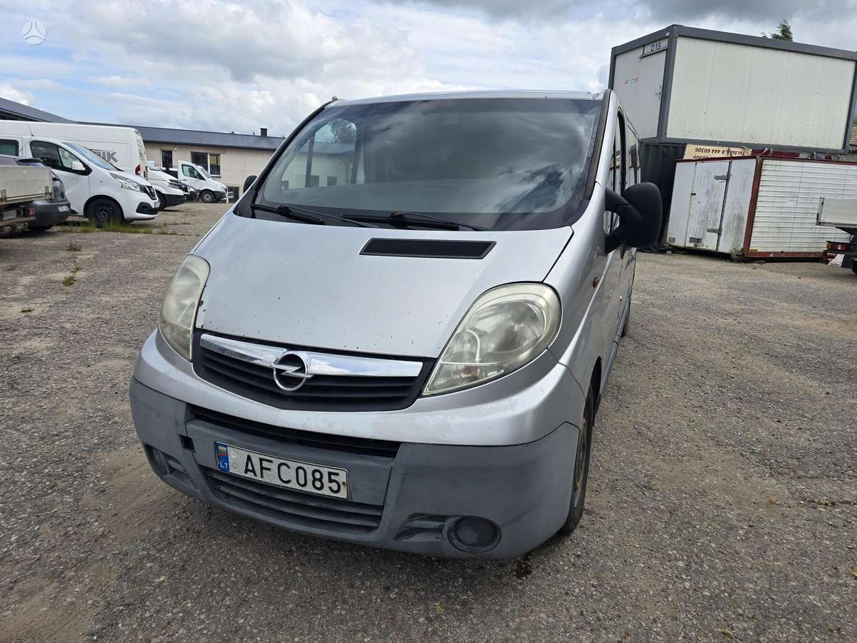 Opel Vivaro 2007 — rear view