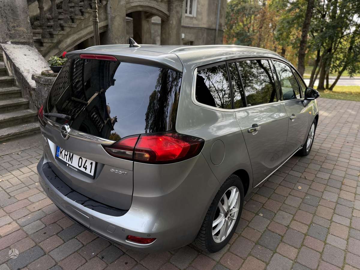 Opel Zafira 2012 — rear view