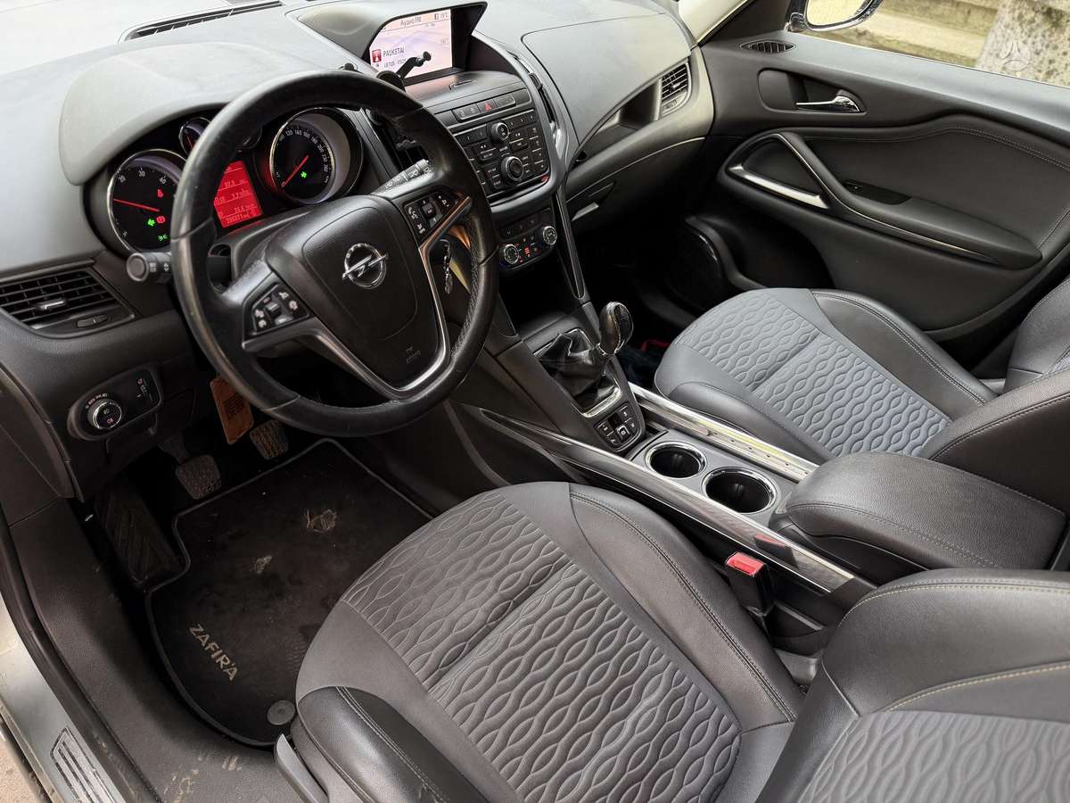 Opel Zafira 2012 — photo 24