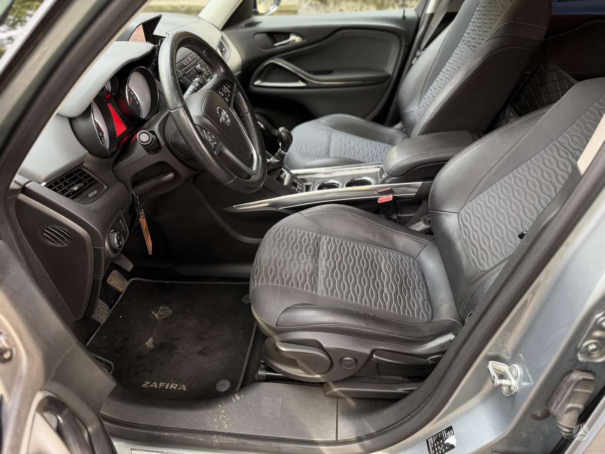 Opel Zafira 2012 — photo 29