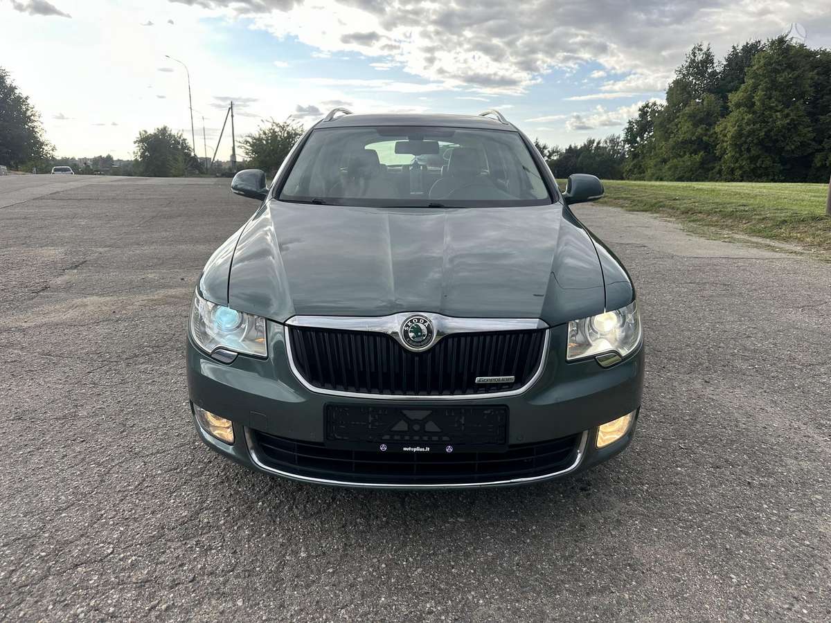 Skoda Superb 2012 — вигляд ззаду