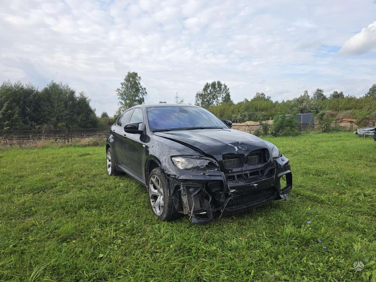 BMW X6 2011 — салон