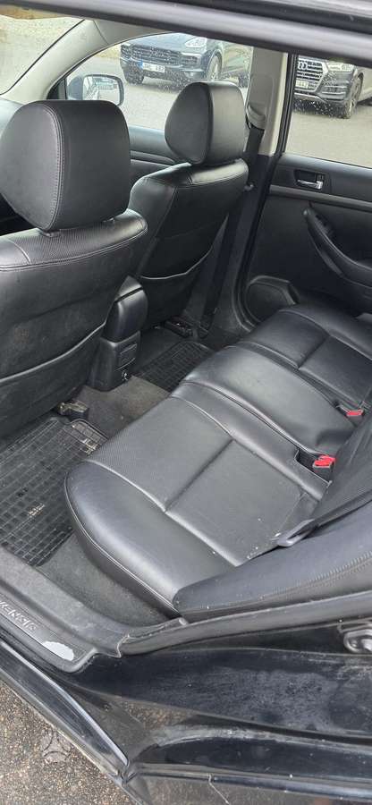 Toyota Avensis 2007 — салон