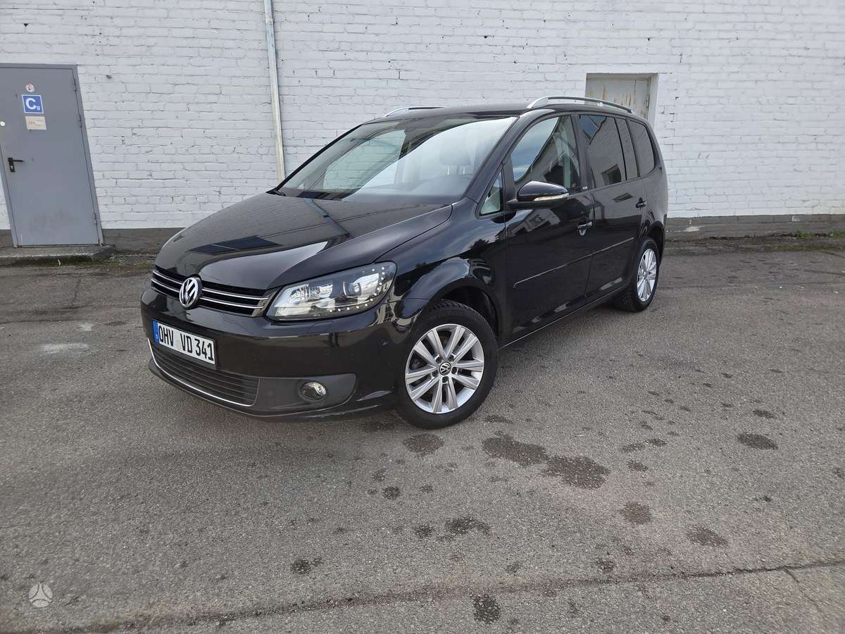 Volkswagen Touran 2011 — салон