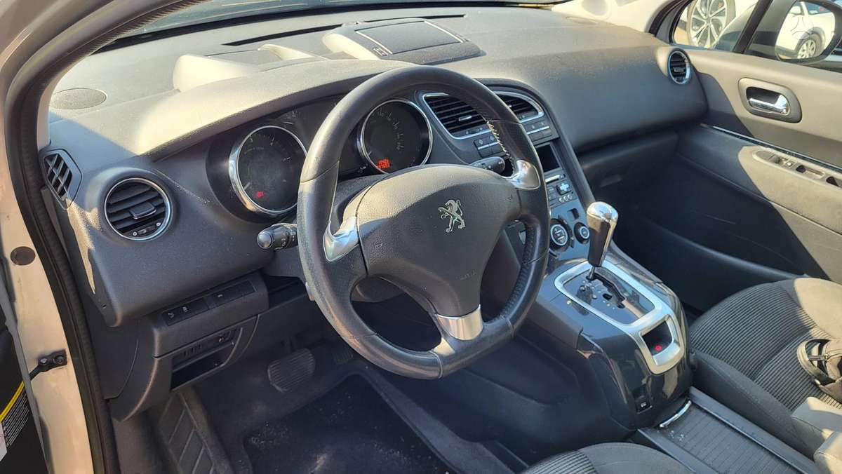 Peugeot 5008 2015 — photo 9