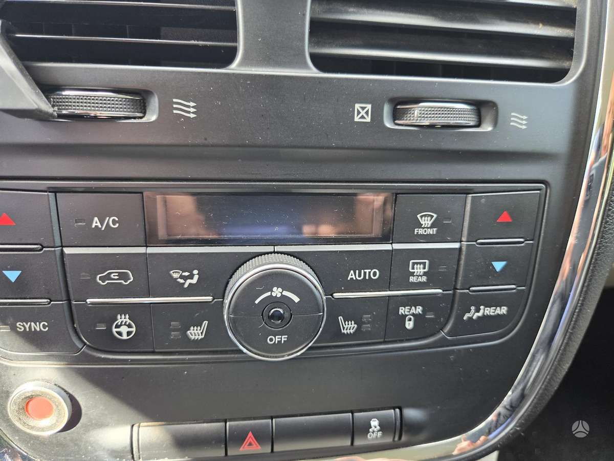 Lancia Voyager 2015 — photo 10
