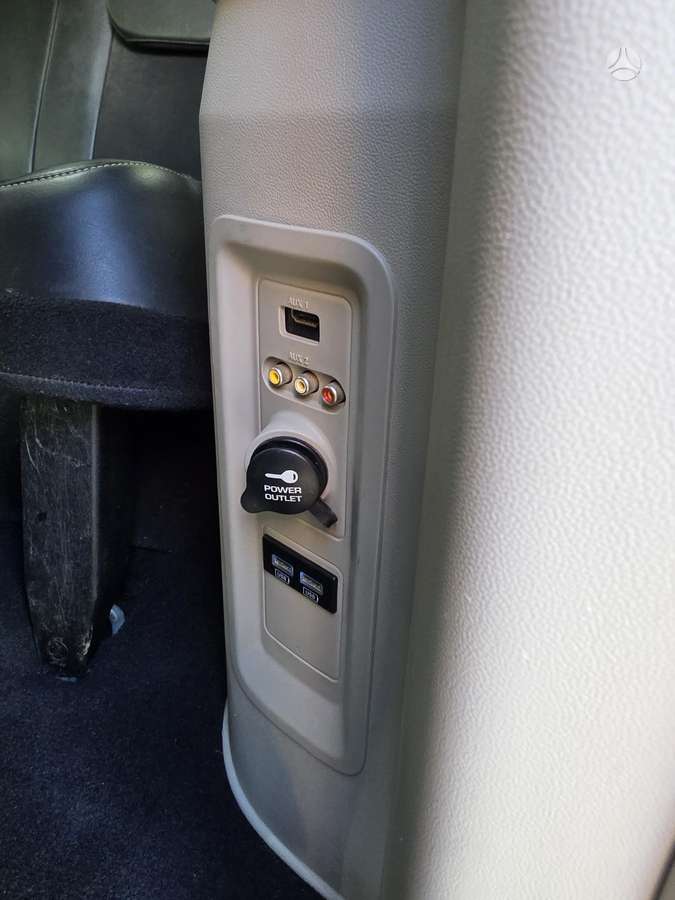 Lancia Voyager 2015 — photo 12