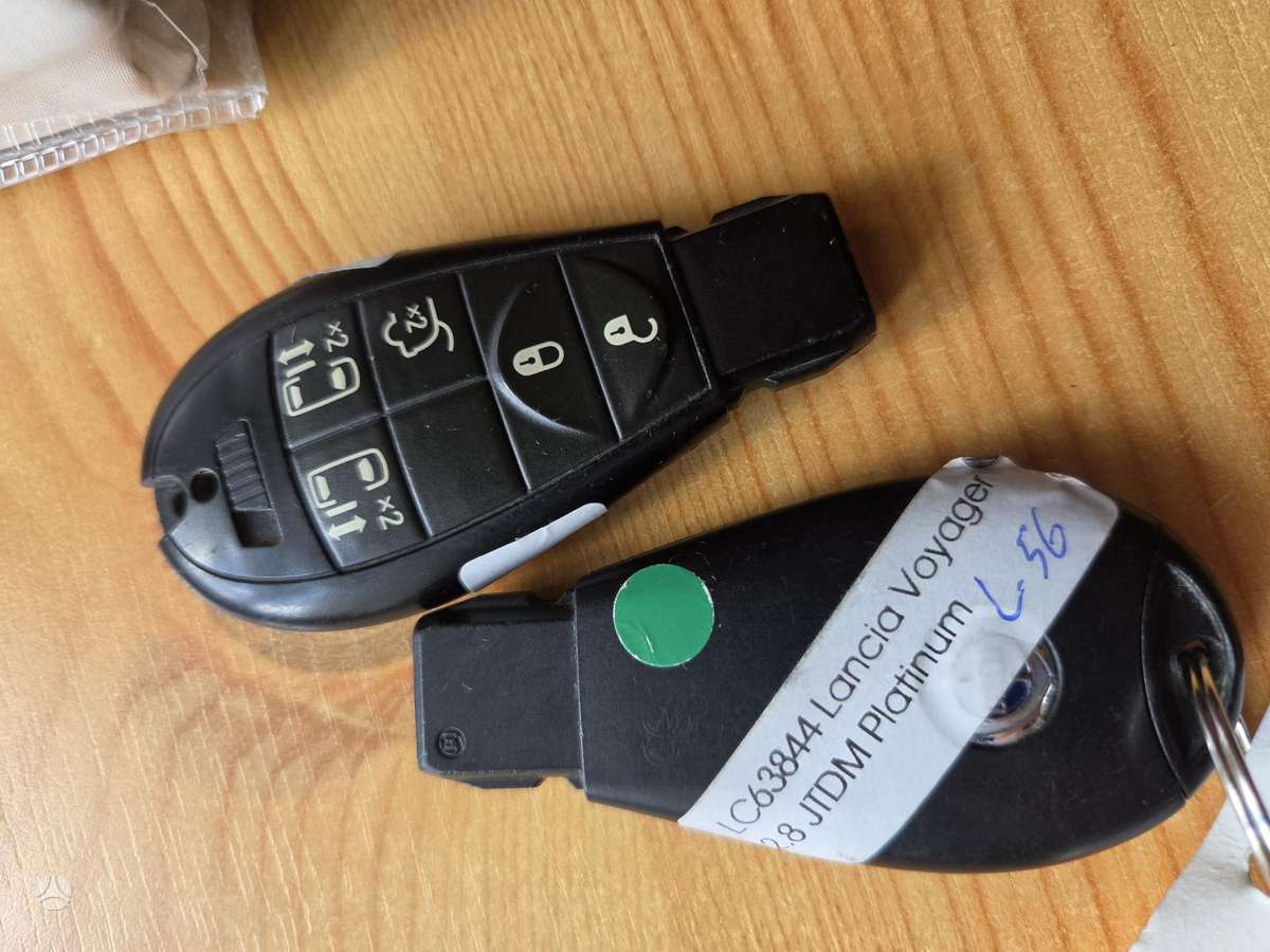 Lancia Voyager 2015 — photo 15