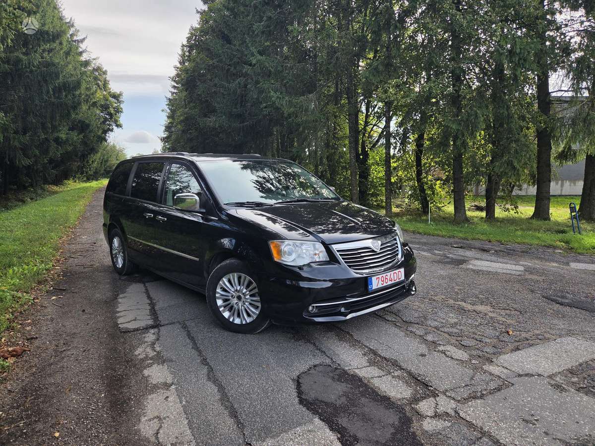 Lancia Voyager 2015 — rear view