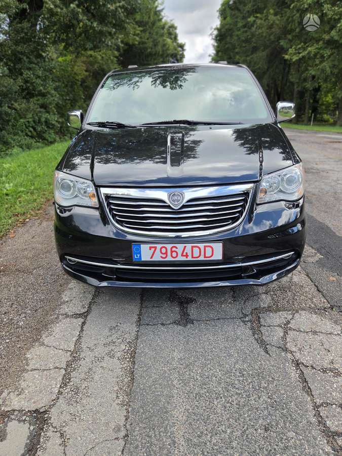 Lancia Voyager 2015 — rear view