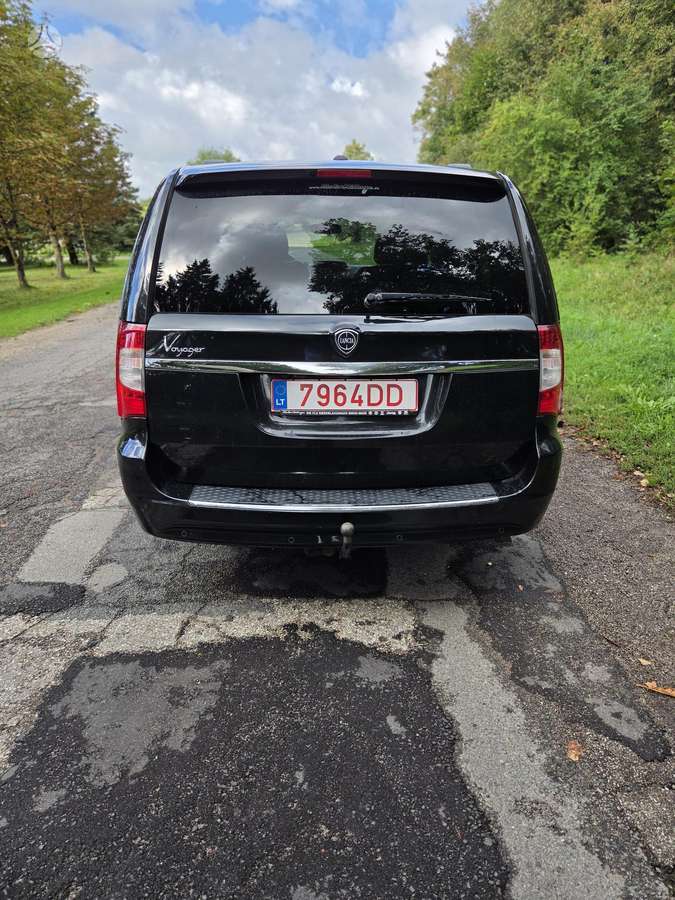 Lancia Voyager 2015 — photo 5