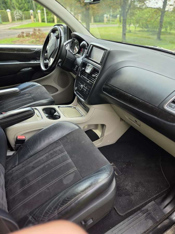 Lancia Voyager 2015 — photo 6