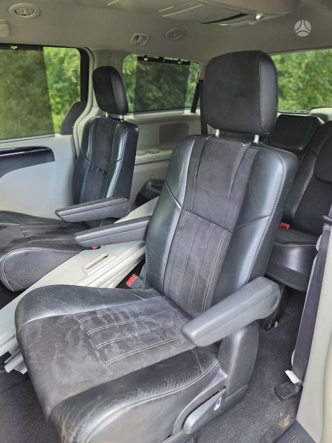 Lancia Voyager 2015 — photo 8
