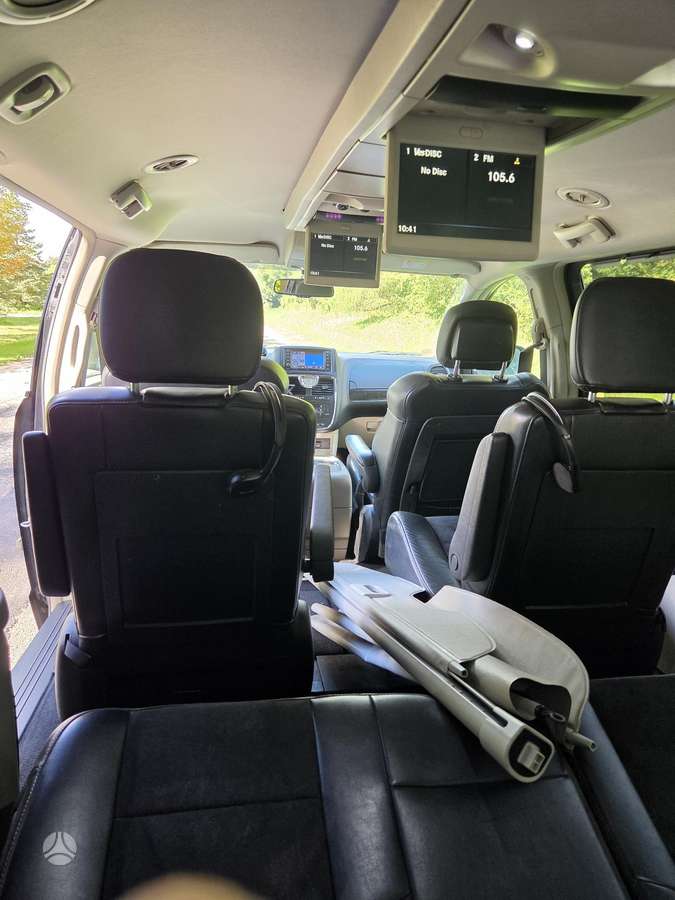 Lancia Voyager 2015 — photo 8