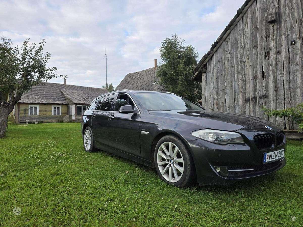 BMW 520 2011 — rear view