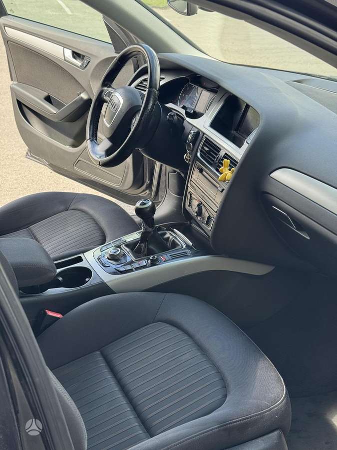 Audi A4 2009 — photo 11