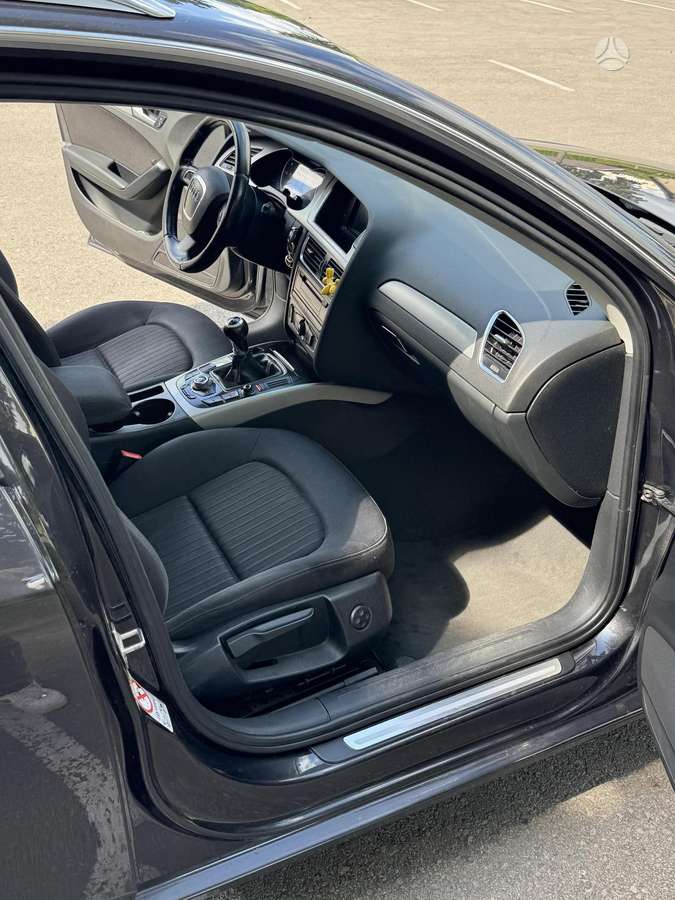 Audi A4 2009 — photo 9