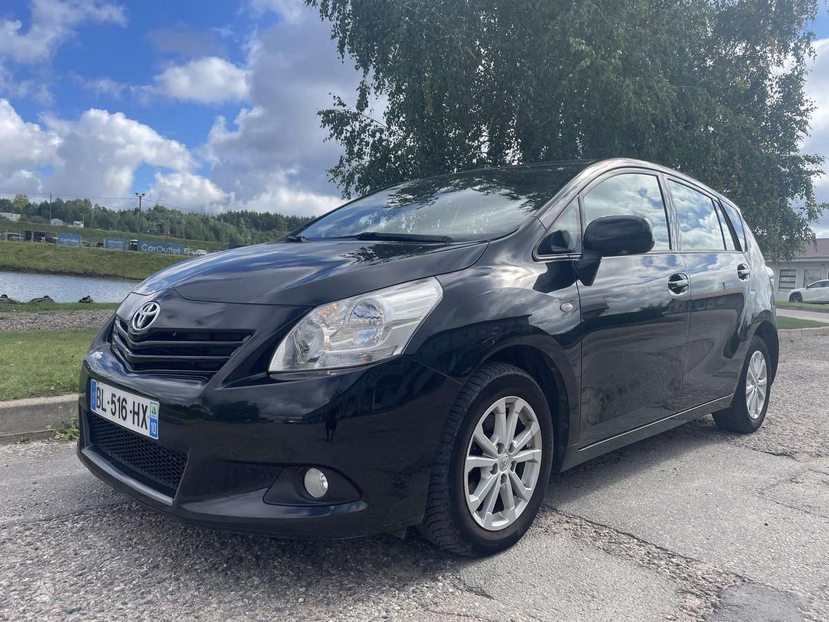 Toyota Verso 2011 — вигляд ззаду