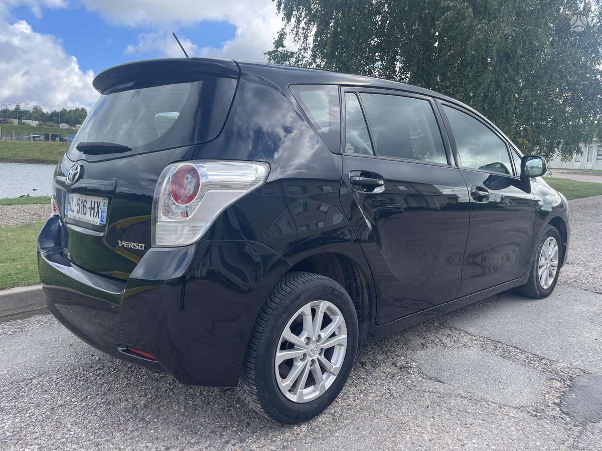 Toyota Verso 2011 — салон