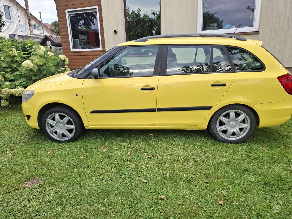 Skoda Fabia 2011 — салон