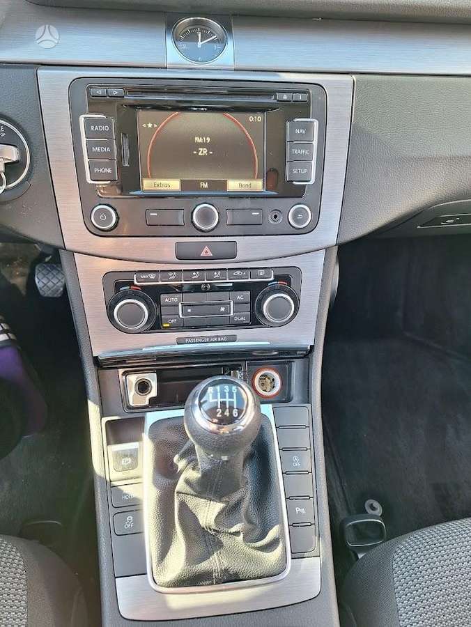 Volkswagen Passat 2011 — photo 11