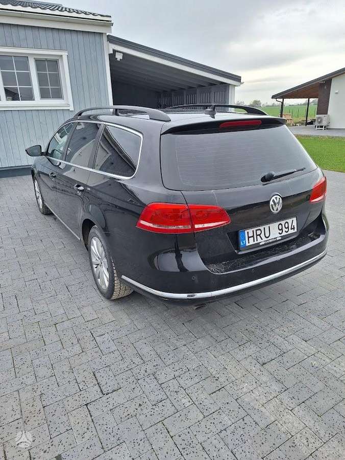 Volkswagen Passat 2011 — rear view