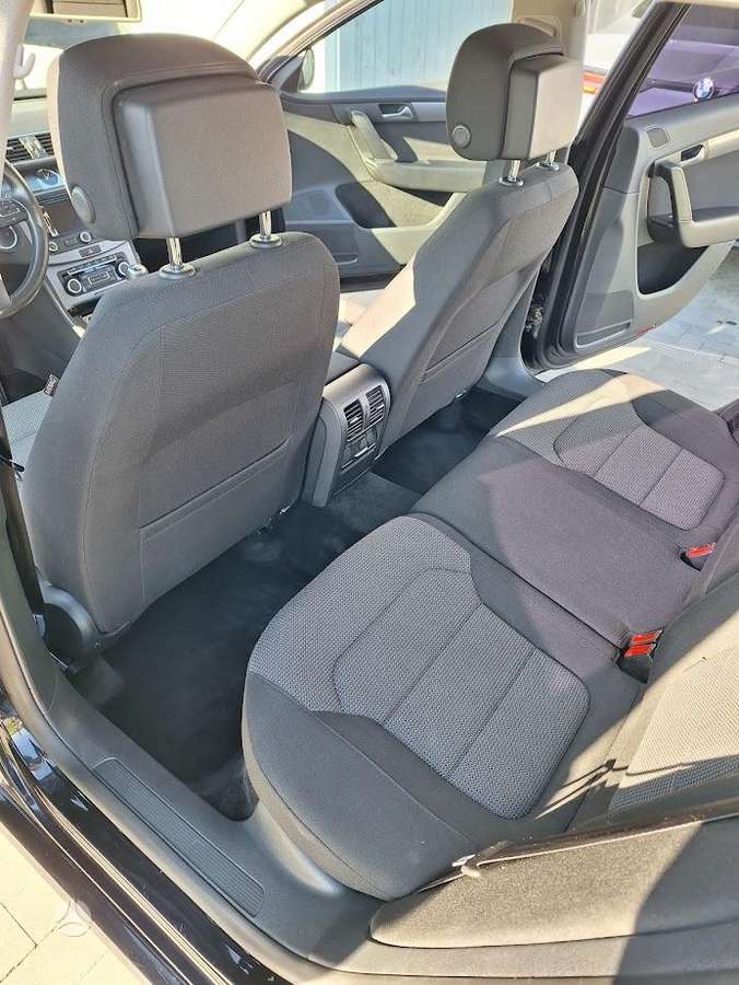 Volkswagen Passat 2011 — interior
