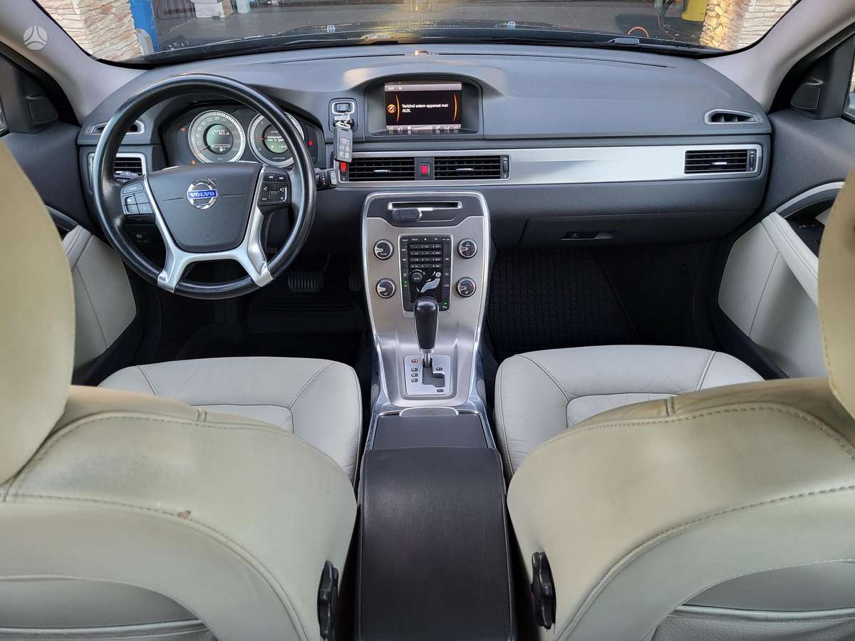 Volvo V70 2012 — photo 10