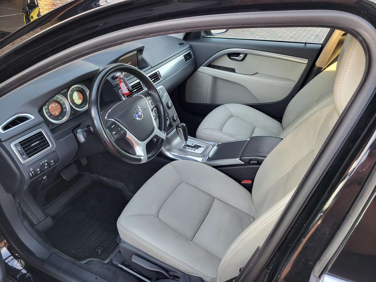 Volvo V70 2012 — photo 13