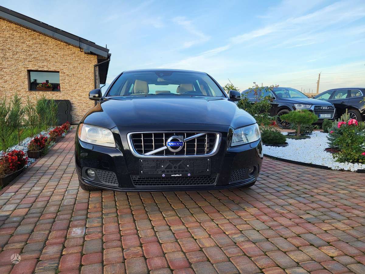 Volvo V70 2012 — rear view