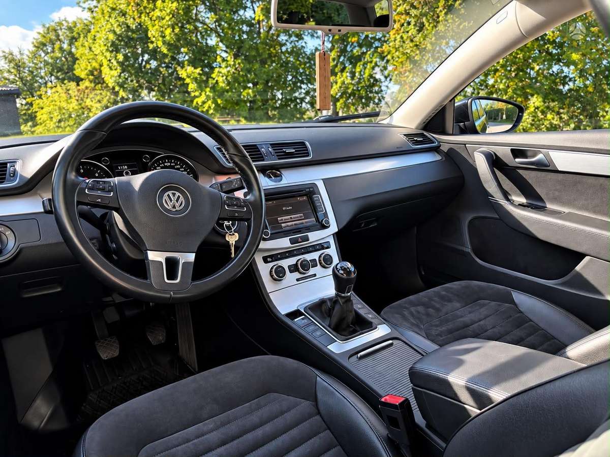 Volkswagen Passat 2013 — interior