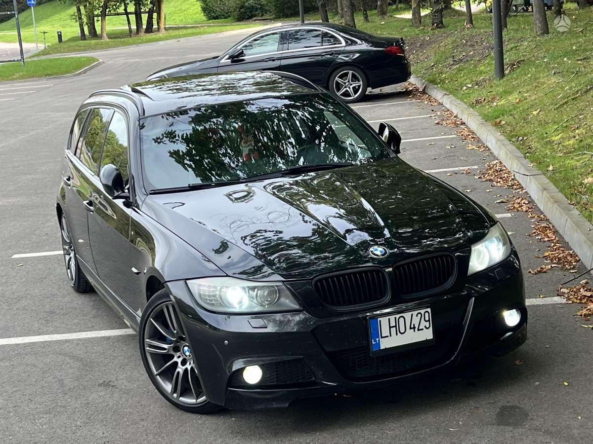 BMW 325 2010 — вигляд ззаду