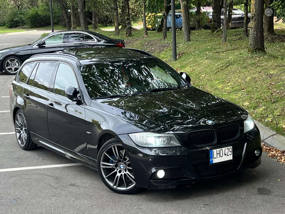 BMW 325 2010 — салон