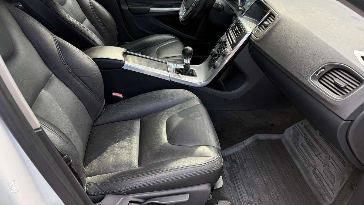 Volvo V60 2011 — photo 14