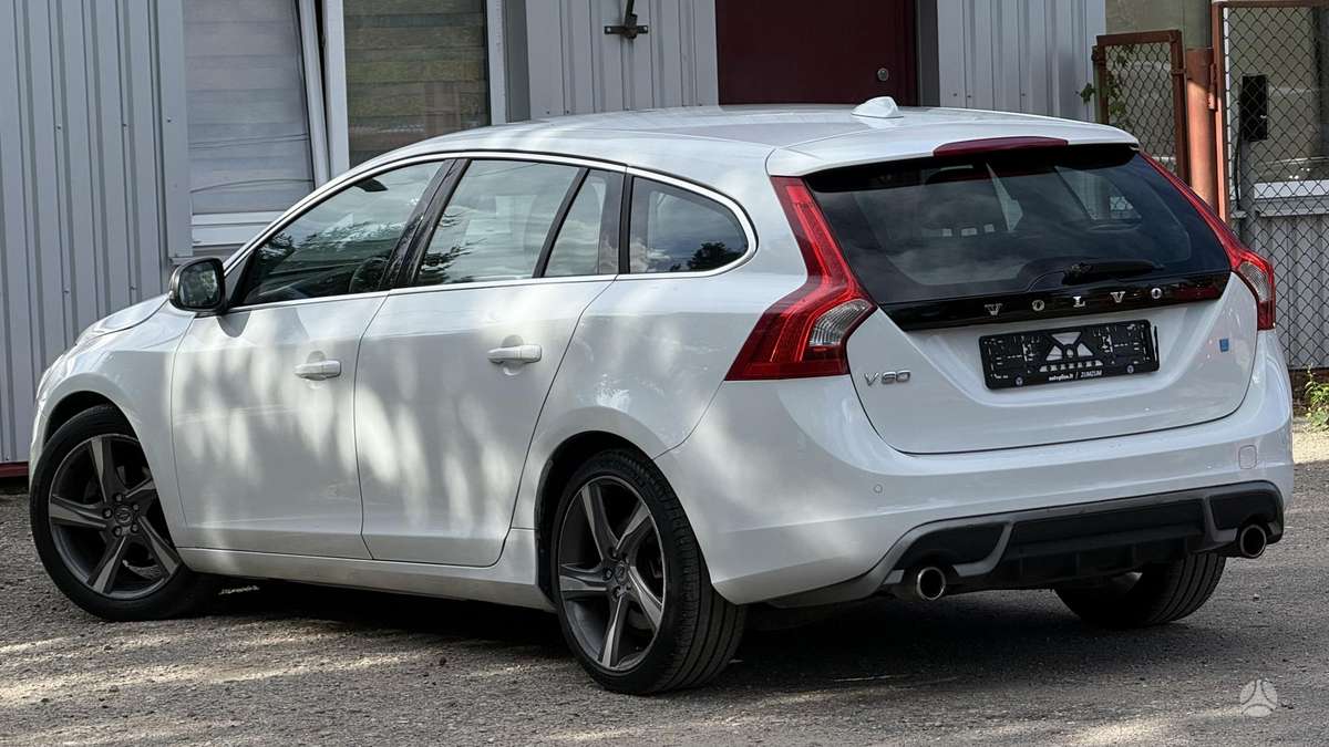 Volvo V60 2011 — interior