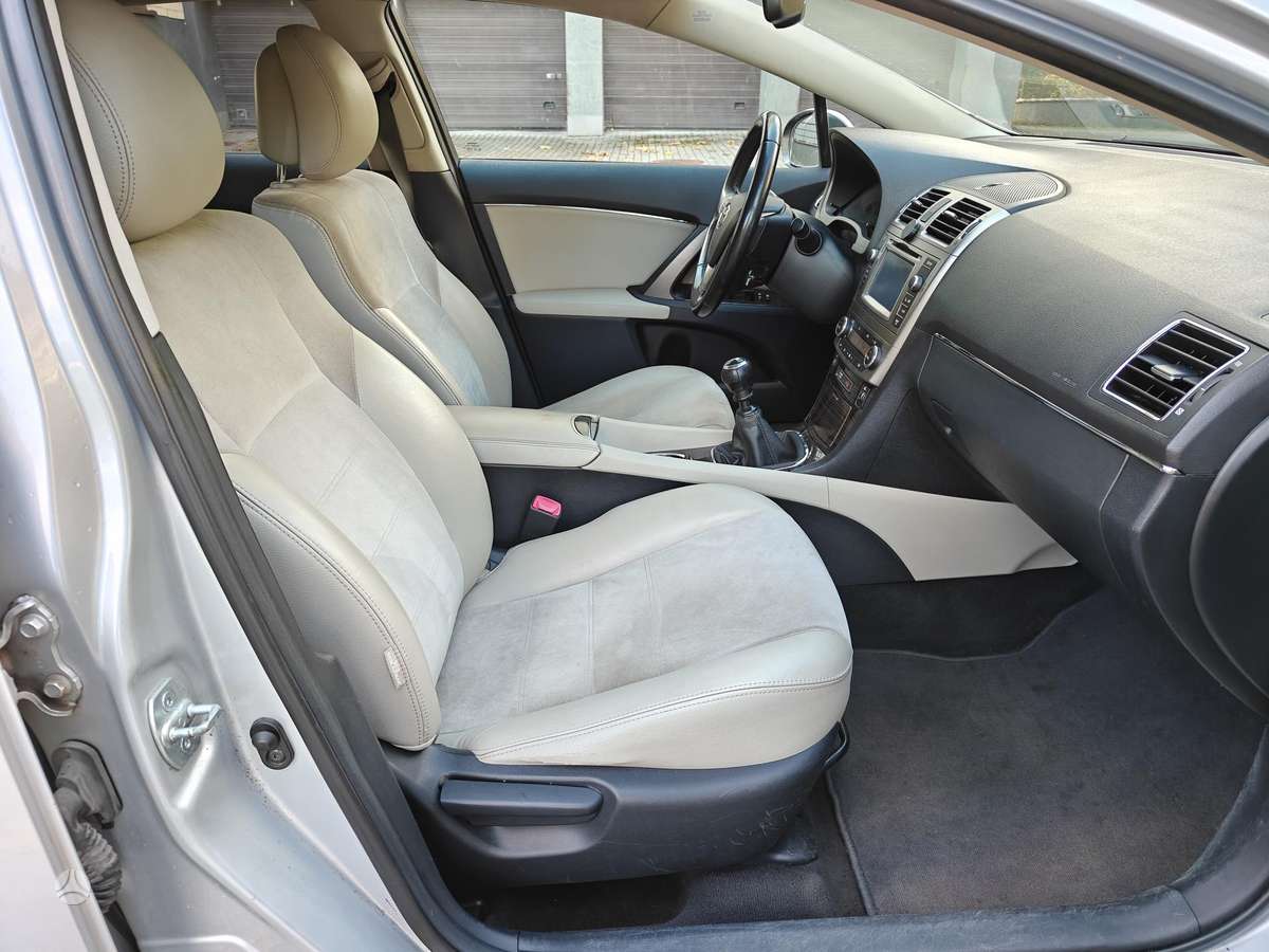 Toyota Avensis 2012 — photo 10