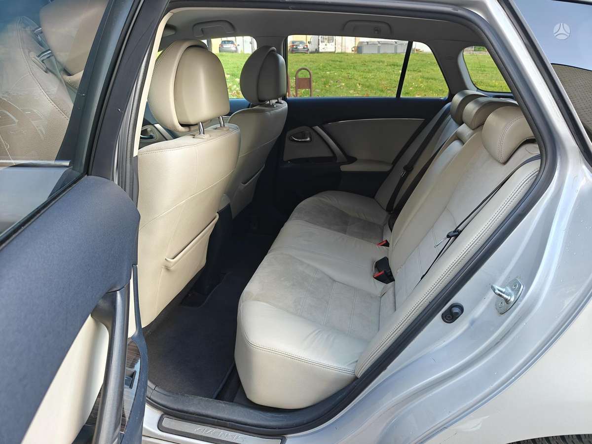 Toyota Avensis 2012 — photo 11