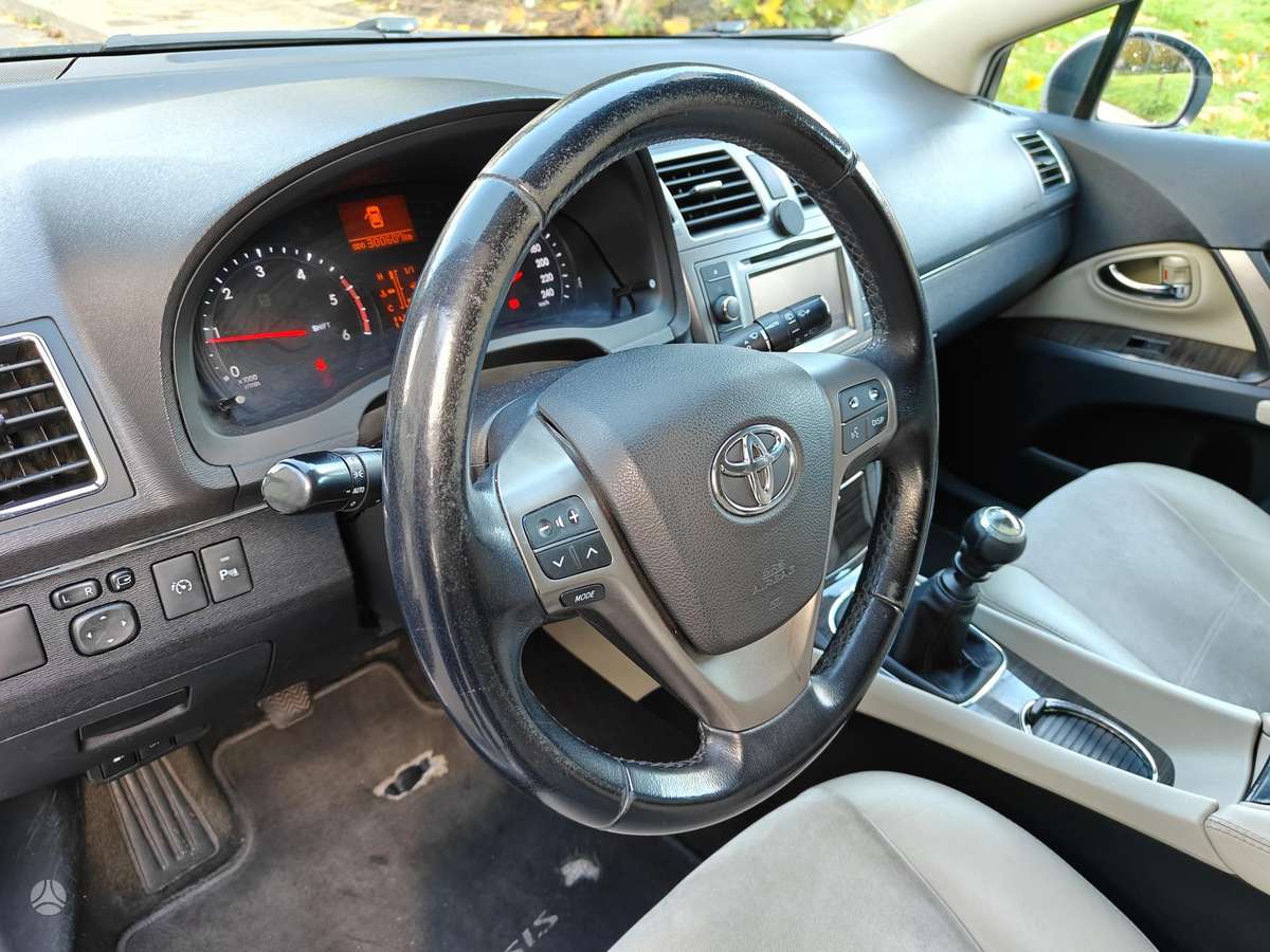 Toyota Avensis 2012 — photo 14