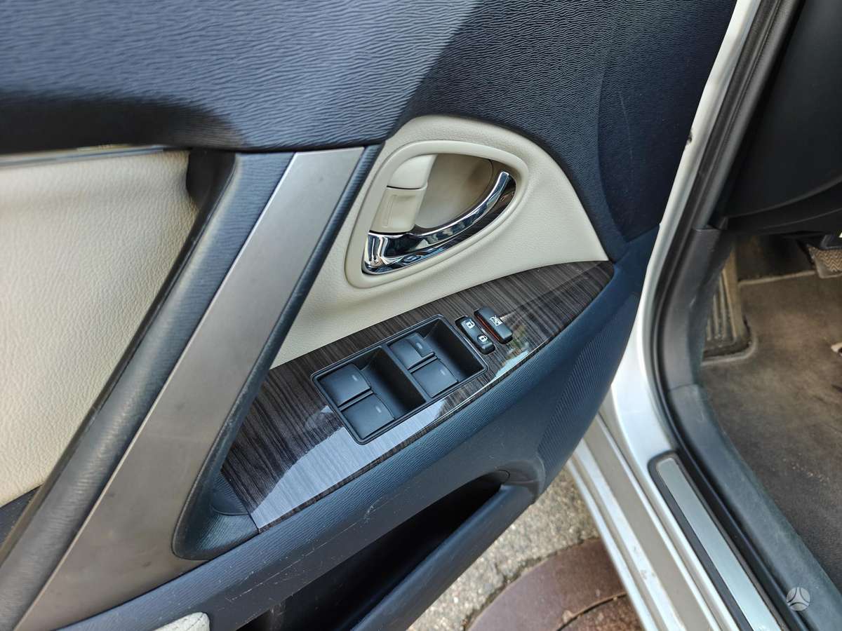 Toyota Avensis 2012 — photo 15