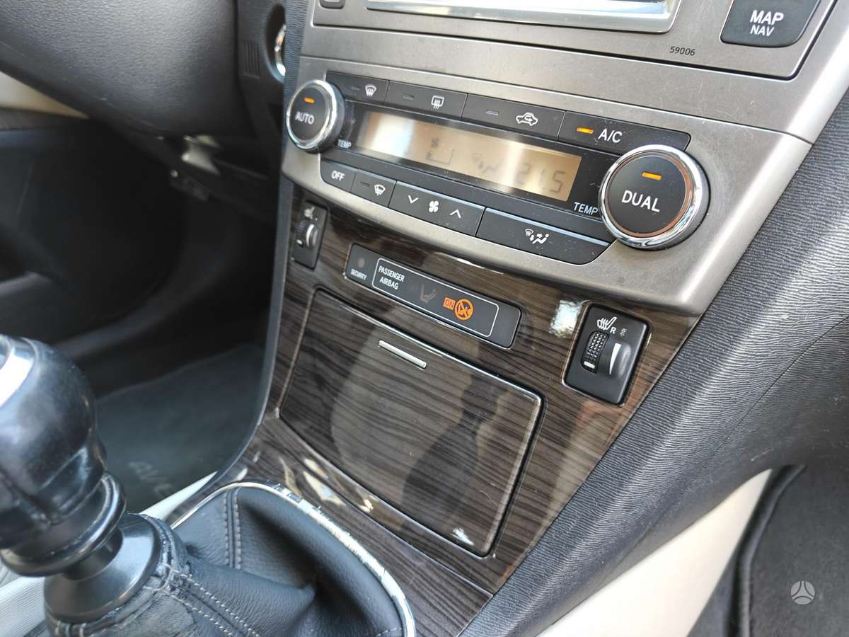 Toyota Avensis 2012 — photo 16