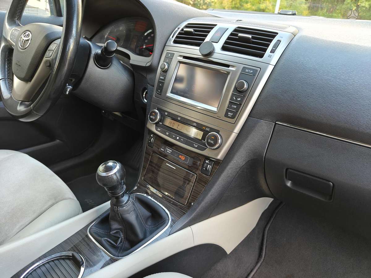 Toyota Avensis 2012 — photo 17