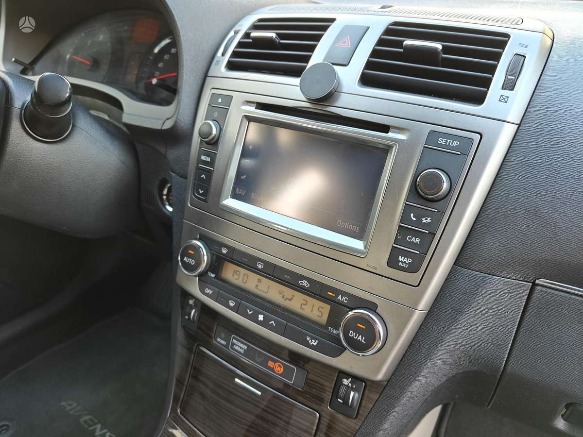 Toyota Avensis 2012 — photo 18