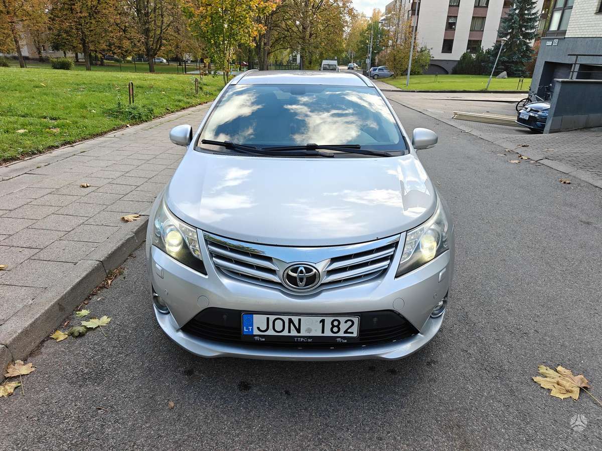 Toyota Avensis 2012 — rear view