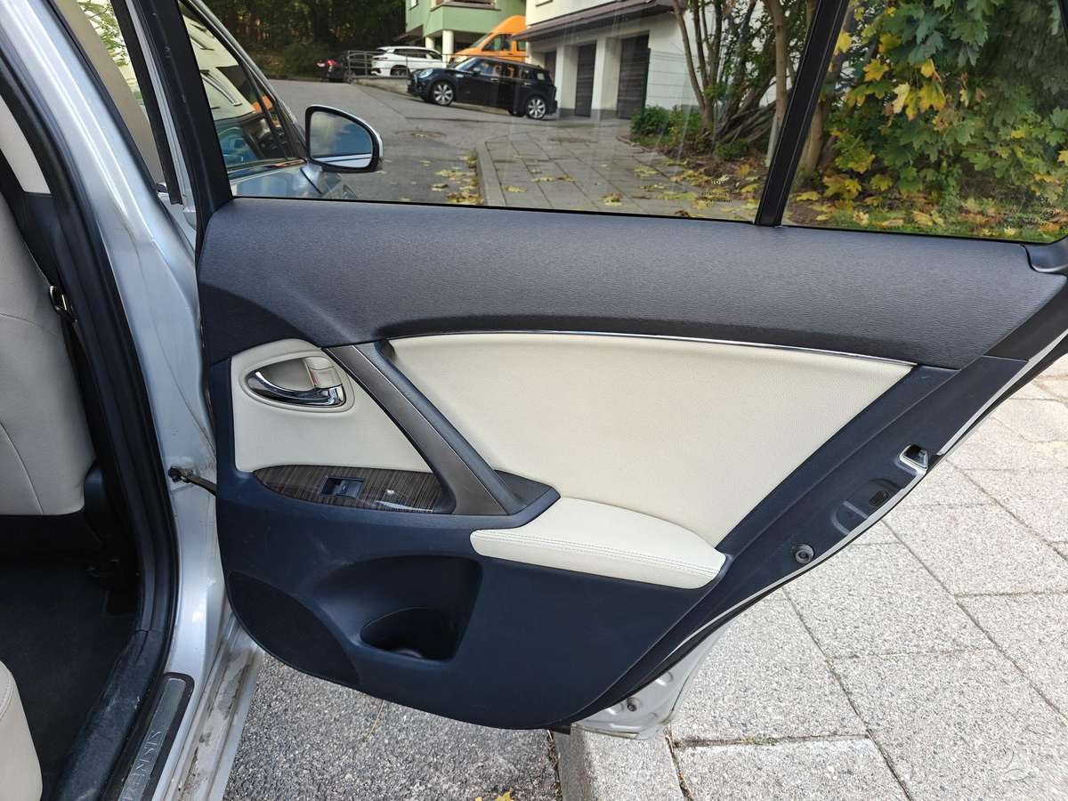 Toyota Avensis 2012 — photo 20