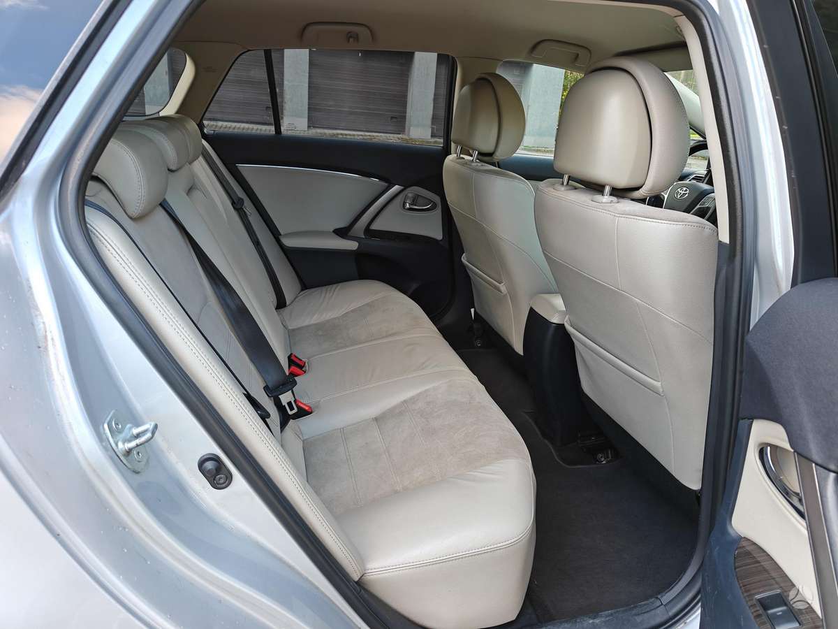 Toyota Avensis 2012 — photo 21