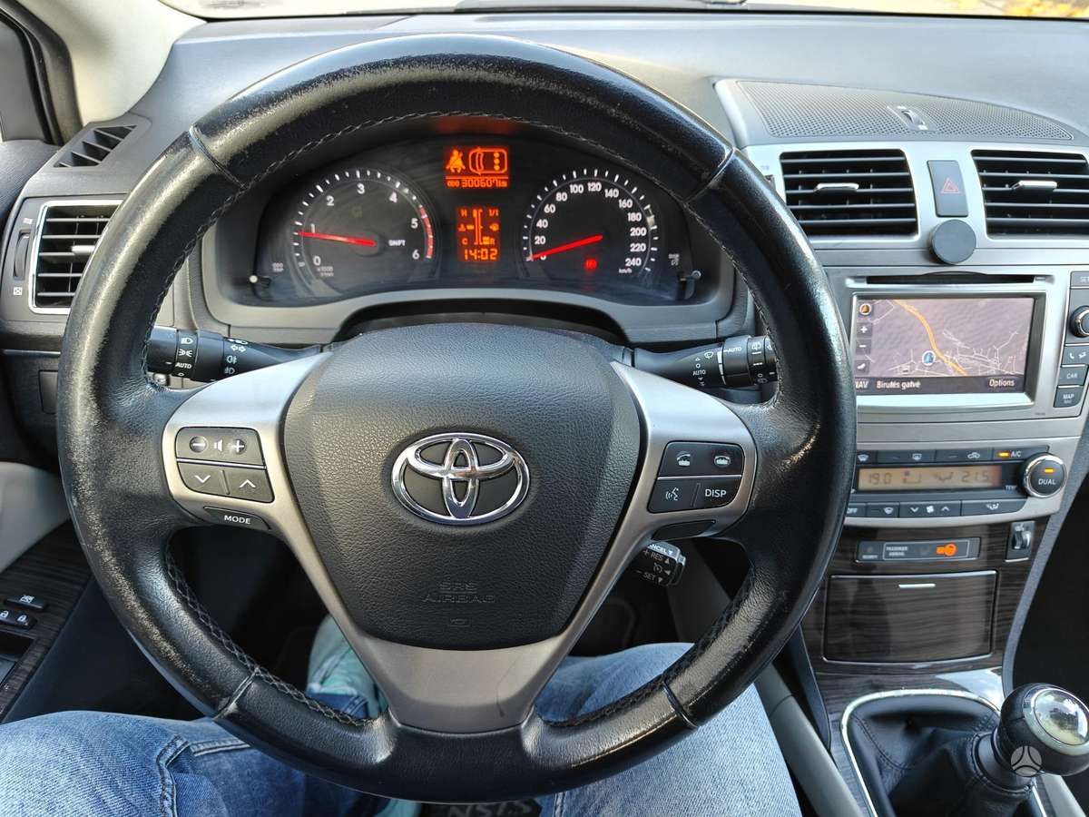 Toyota Avensis 2012 — photo 24